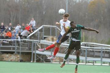 致敬潘帕斯雄鹰？赛前放飞老鹰是奥本大学的传统仪式，来源于流传百年的传说｜YOO棋牌官网（配图示…